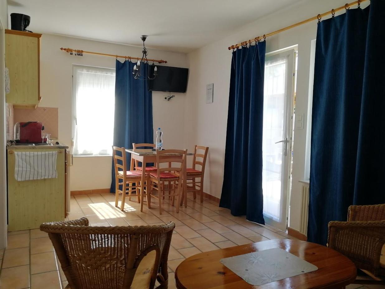 Feszek Apartmanhaz 沃尼奥尔茨沃什海吉 外观 照片