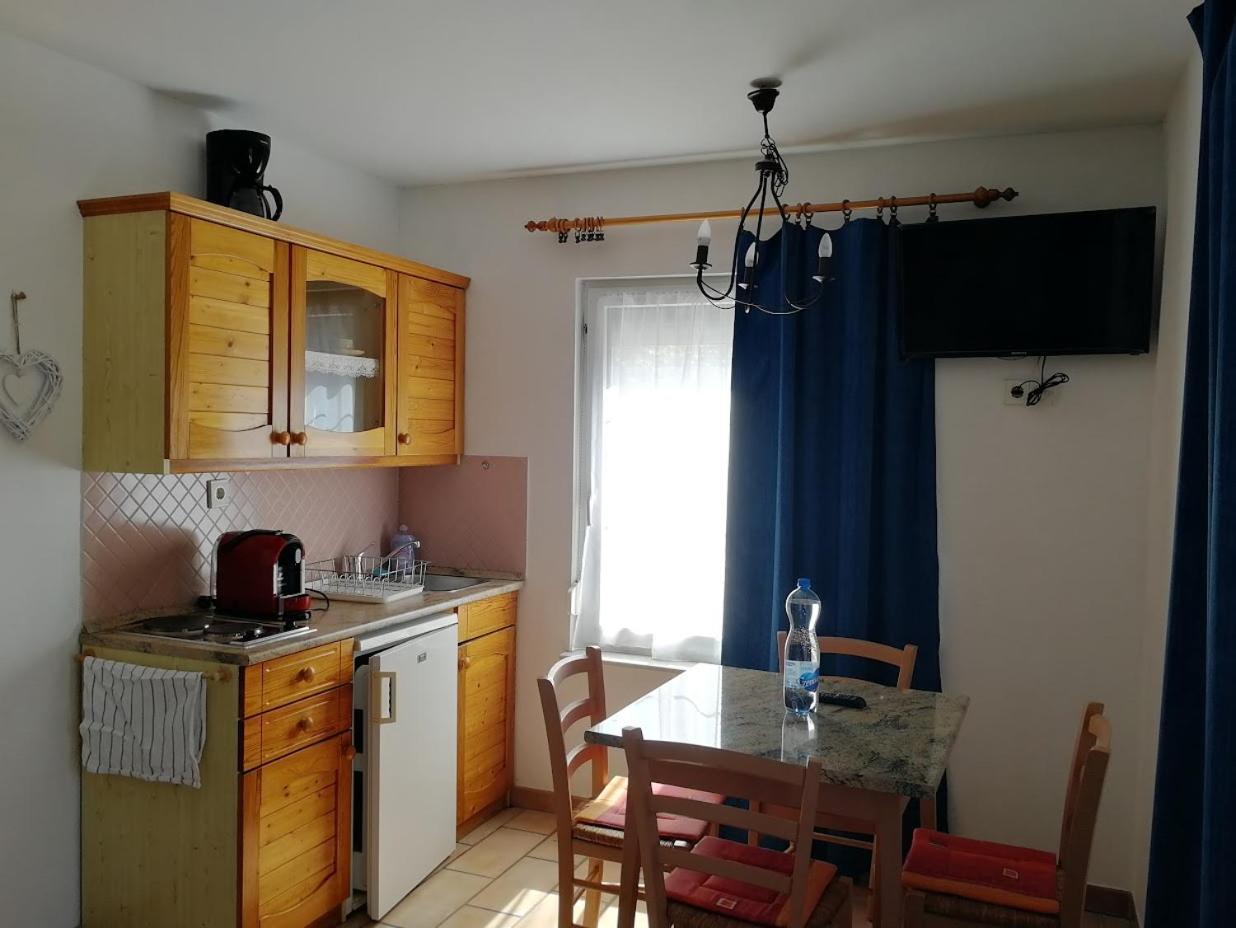 Feszek Apartmanhaz 沃尼奥尔茨沃什海吉 外观 照片