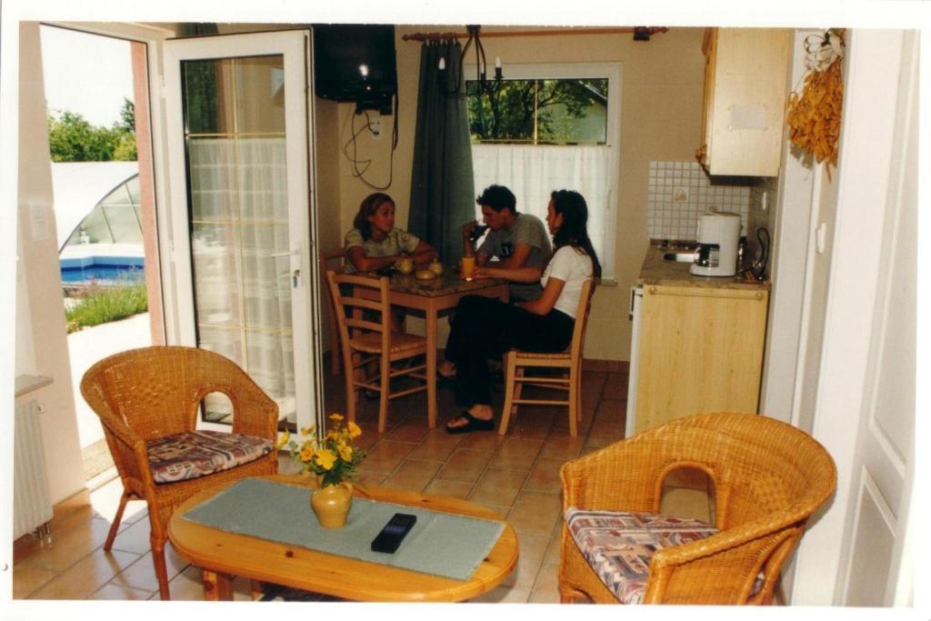 Feszek Apartmanhaz 沃尼奥尔茨沃什海吉 外观 照片